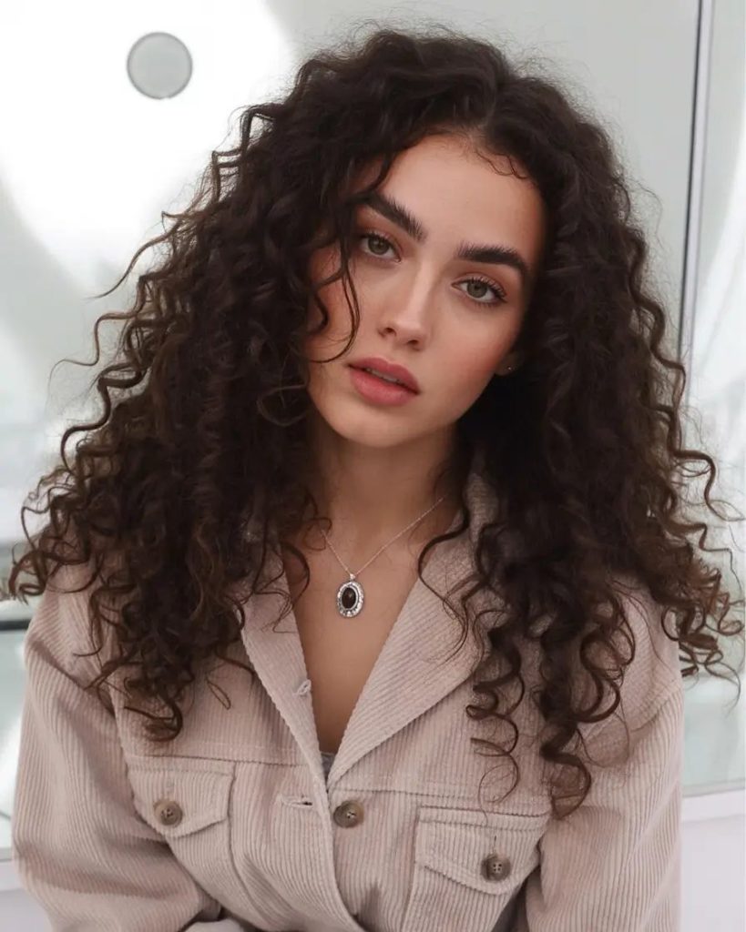 Soft Defined Curls for Effortless Cool
