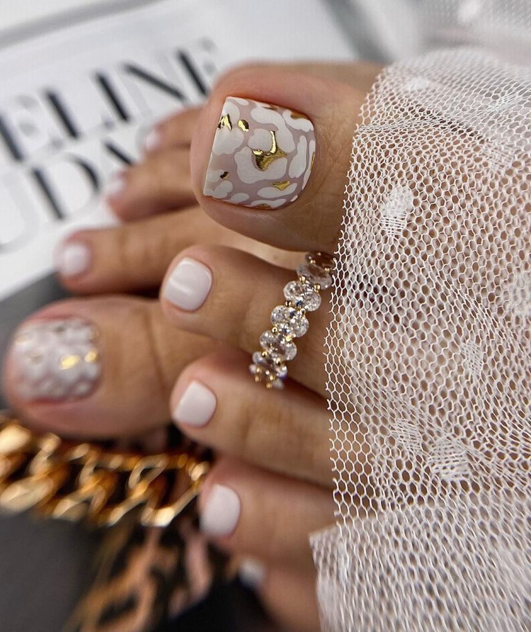 25 Elegant Summer White Toe Nail Designs