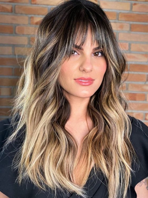 Dynamic Beach Waves with Bold Highlights