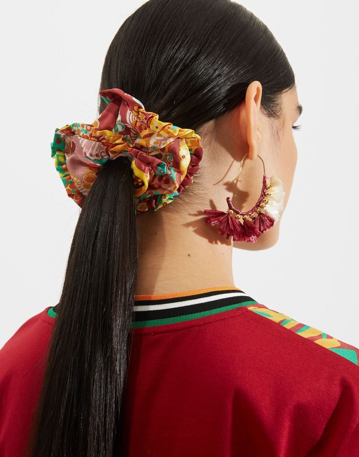 Sleek Pony with a Floral Finesse