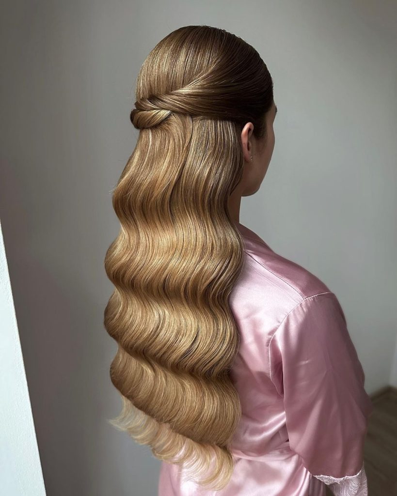 The Hollywood Siren Waves